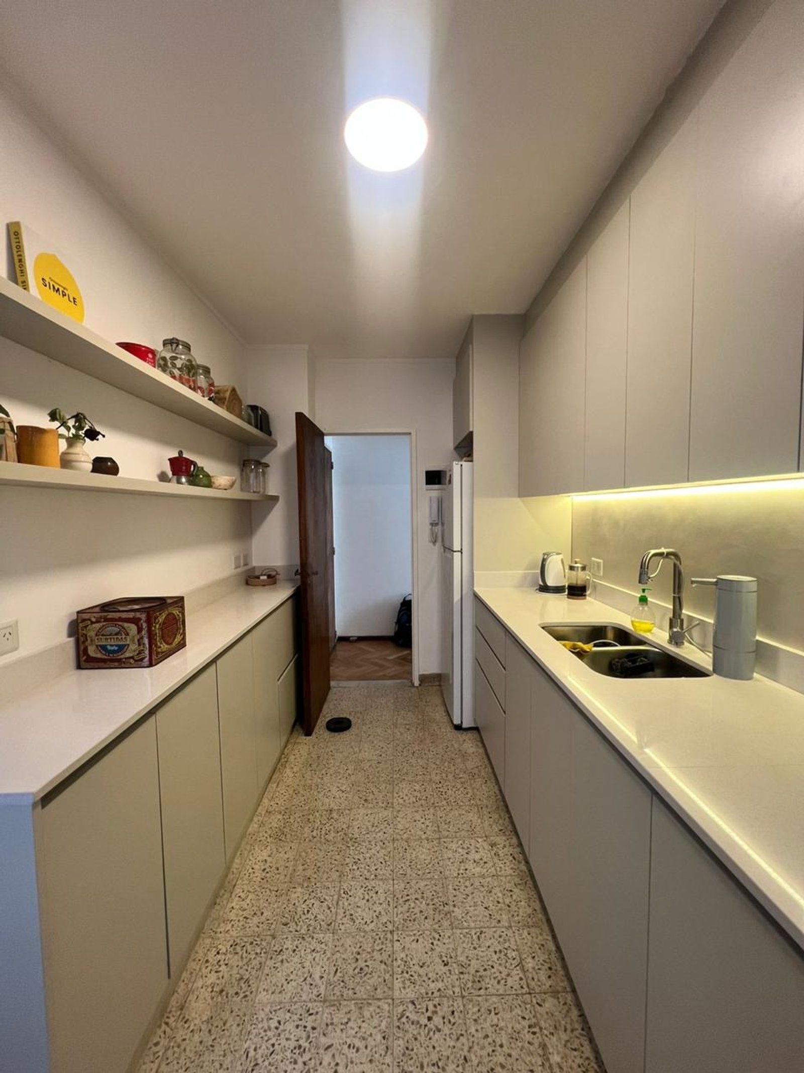 Cocina moderna estilo minimalista con muebles grises y luz indirecta — proyecto Pedro Rivera , por Estudio NET Arquitectura , en Dr. Pedro Ignacio Rivera 2646